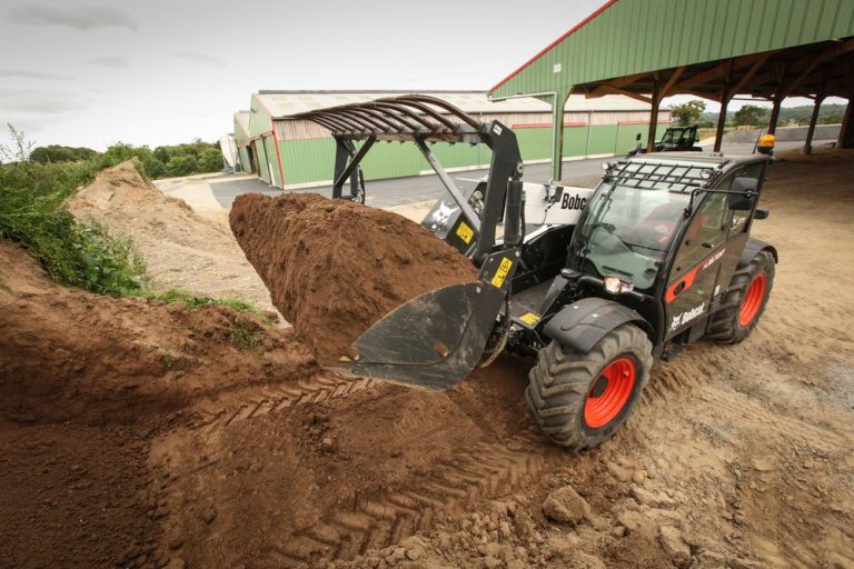 Medium-Bobcat-TLS-TL3870HF-Grapple-Bucket-160819_IMG_6647